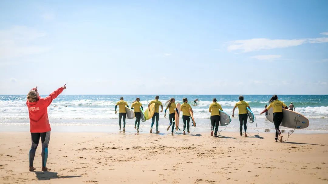 初学者冲浪训练营，来波尔多大西洋冲浪吧！这个夏天驰骋海洋